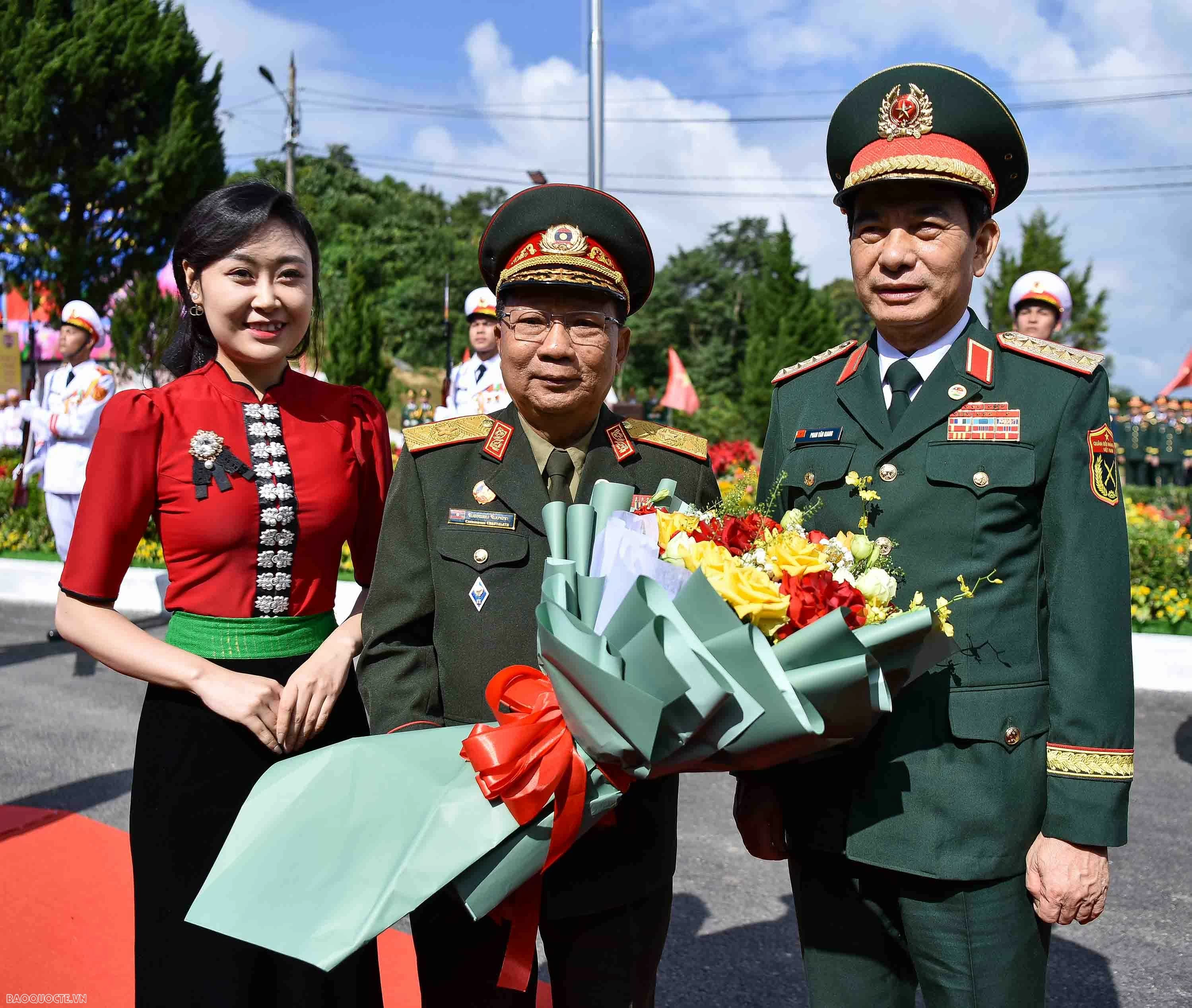 Bộ trưởng Quốc phòng Việt Nam-Lào xem diễn tập liên hợp phối hợp đánh bắt tội phạm qua biên giới