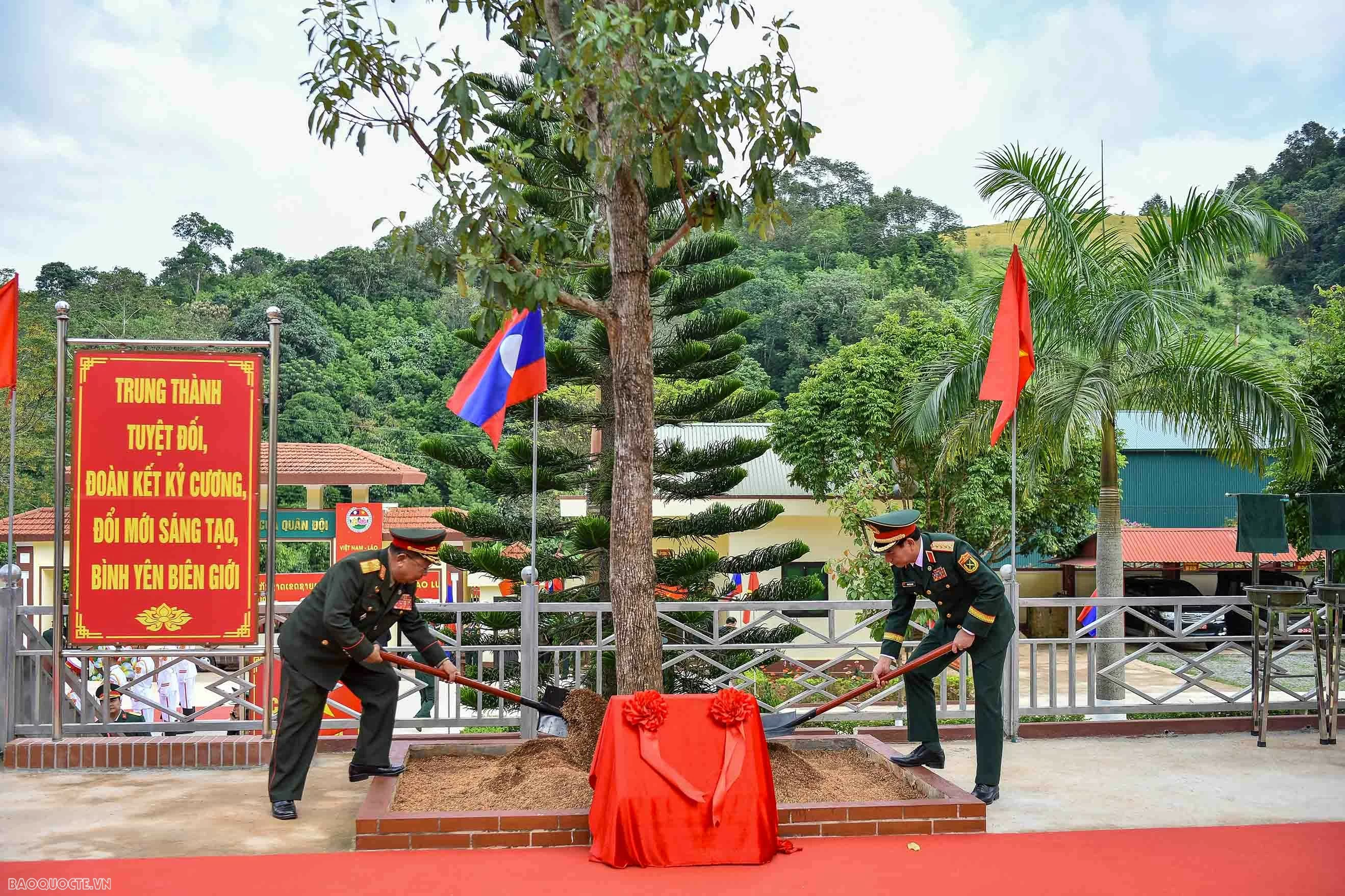 Tình đoàn kết Việt Nam-Lào xây dựng bằng bao nỗ lực và trải qua bao thử thách