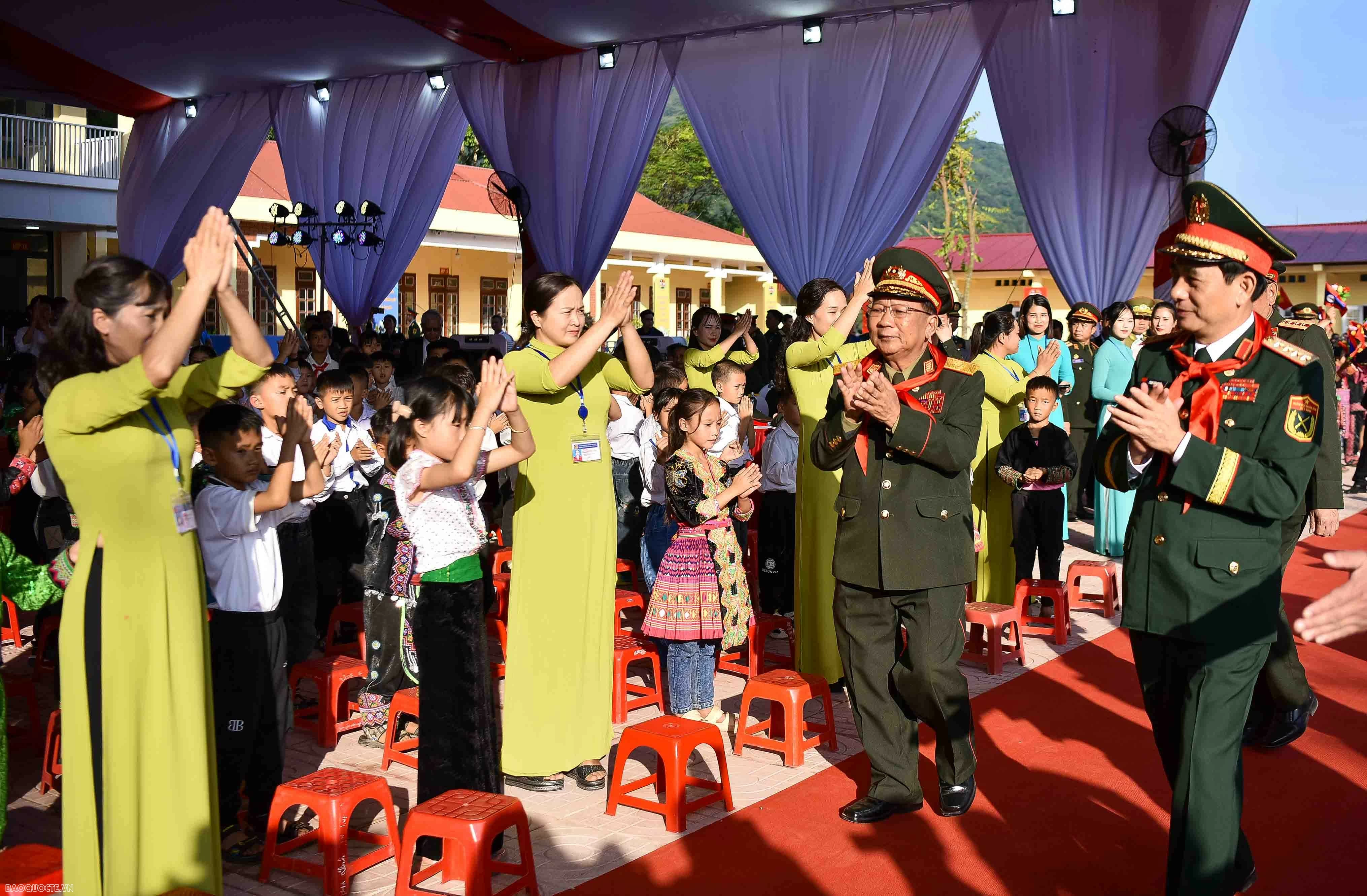 Bộ trưởng Quốc phòng Việt Nam Lào xem diễn tập liên hợp phối hợp đánh bắt tội phạm qua biên giới