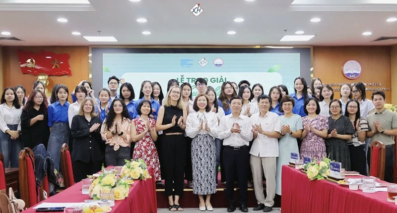 Lãnh đạo Học viện Báo chí và Tuyên truyền chụp ảnh lưu niệm cùng sinh viên tại buổi trao giải