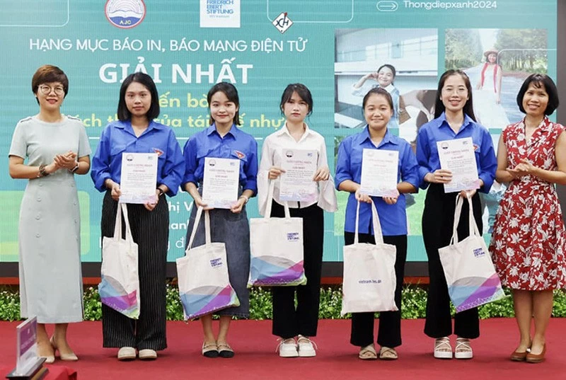 Lãnh đạo Khoa Xã hội học và Phát triển trao giải cho sinh viên