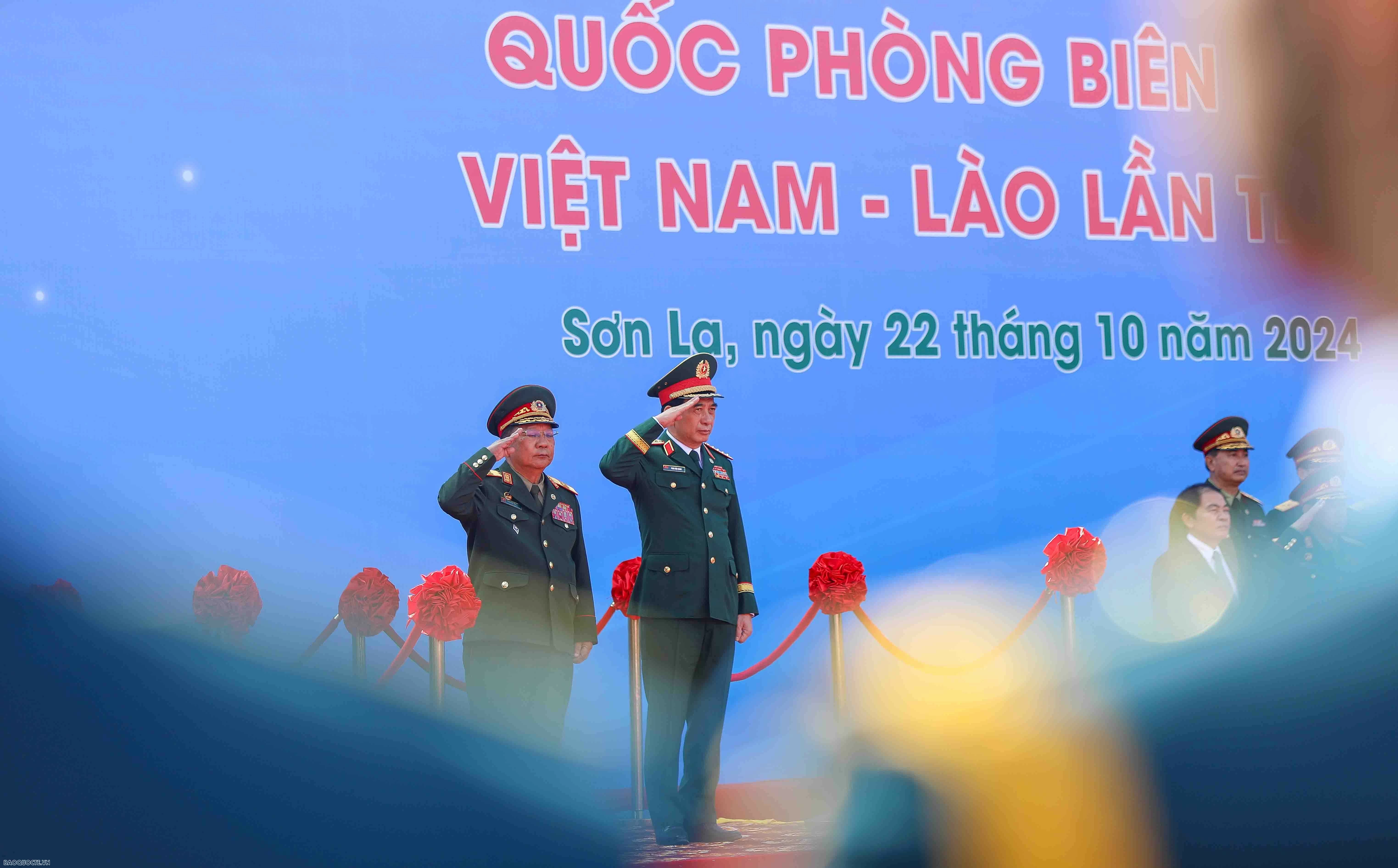 Bộ trưởng Quốc phòng Việt Nam-Lào xem diễn tập liên hợp phối hợp đánh bắt tội phạm qua biên giới