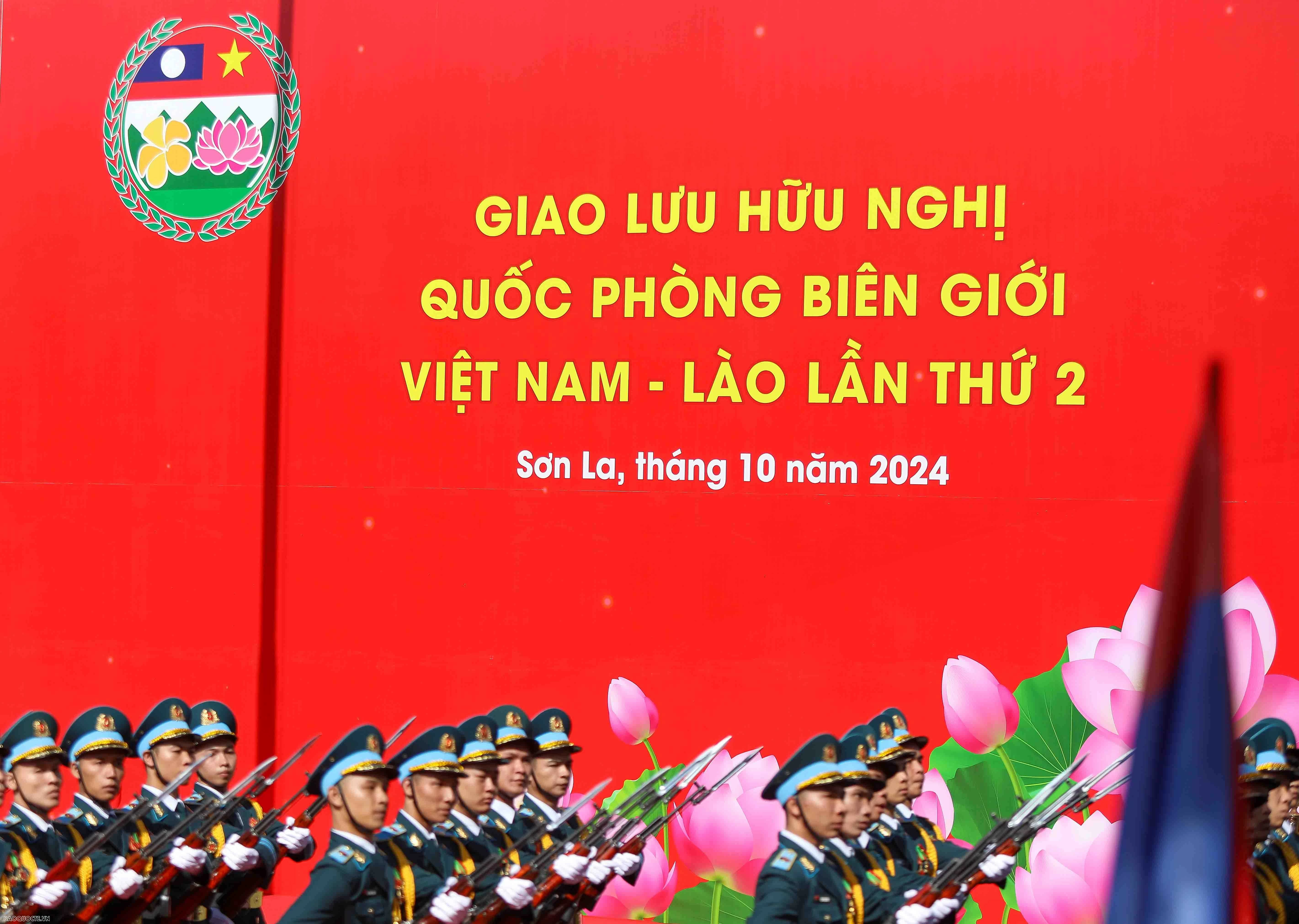 Bộ trưởng Quốc phòng Việt Nam-Lào gặp nhau cùng chứng kiến diễn tập liên hợp phối hợp đánh bắt tội phạm qua biên giới