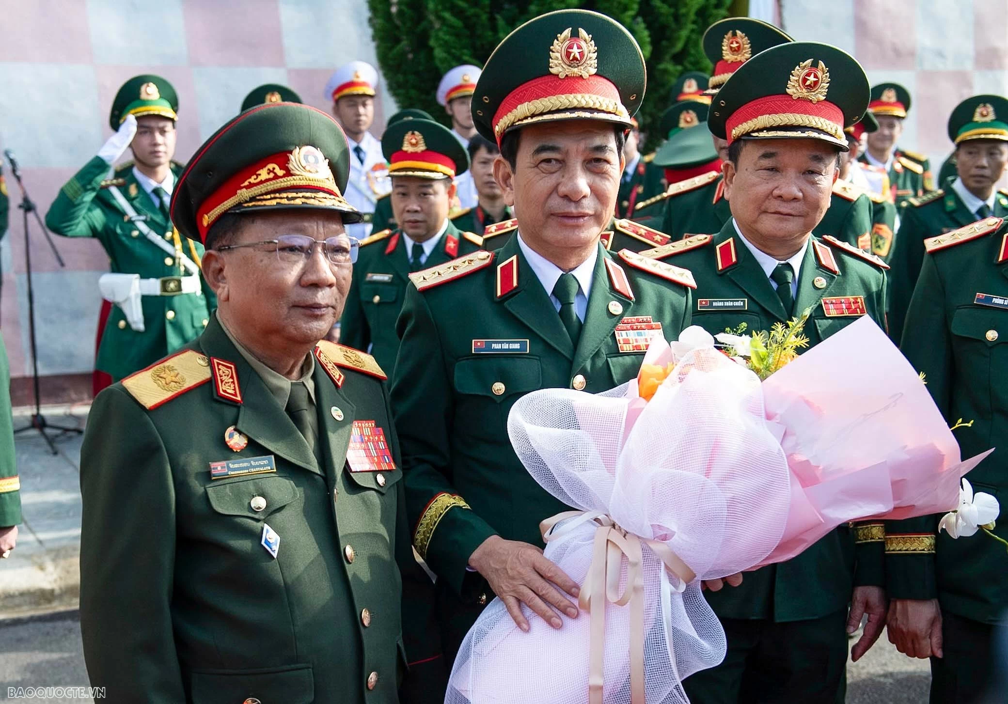 Đại tướng Chansamone Chanyalath - Phó thủ tướng Chính phủ, bộ trưởng Bộ Quốc phòng Lào - đã chủ trì lễ đón trang trọng Đại tướng Phan Văn Giang - Phó bí thư Quân ủy Trung ương, bộ trưởng Bộ Quốc phòng Việt Nam - tại khu vực cửa khẩu Pahang (Lào). Đại tướng Chansamone Chanyalath - Phó thủ tướng Chính phủ, bộ trưởng Bộ Quốc phòng Lào - đã chủ trì lễ đón trang trọng Đại tướng Phan Văn Giang - Phó bí thư Quân ủy Trung ương, bộ trưởng Bộ Quốc phòng Việt Nam - tại khu vực cửa khẩu Pahang (Lào).