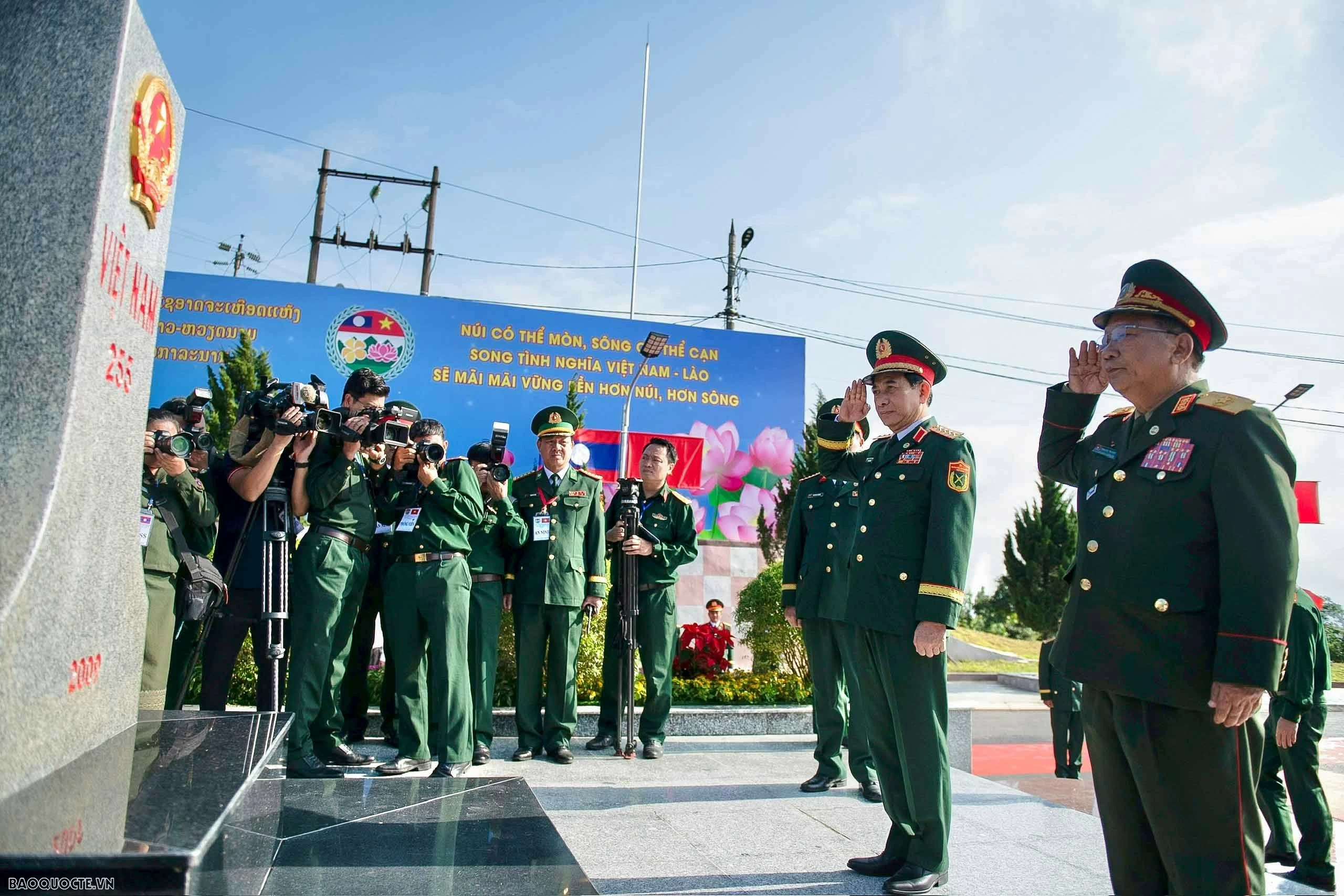 Hai bộ trưởng Bộ Quốc phòng cũng đã thực hiện nghi thức chào, tô son cột mốc chủ quyền, trồng cây lưu niệm cũng như chứng kiến tuần tra chung trên bộ của lực lượng bảo vệ biên giới hai nước. Hai bộ trưởng Bộ Quốc phòng cũng đã thực hiện nghi thức chào, tô son cột mốc chủ quyền, trồng cây lưu niệm cũng như chứng kiến tuần tra chung trên bộ của lực lượng bảo vệ biên giới hai nước.
