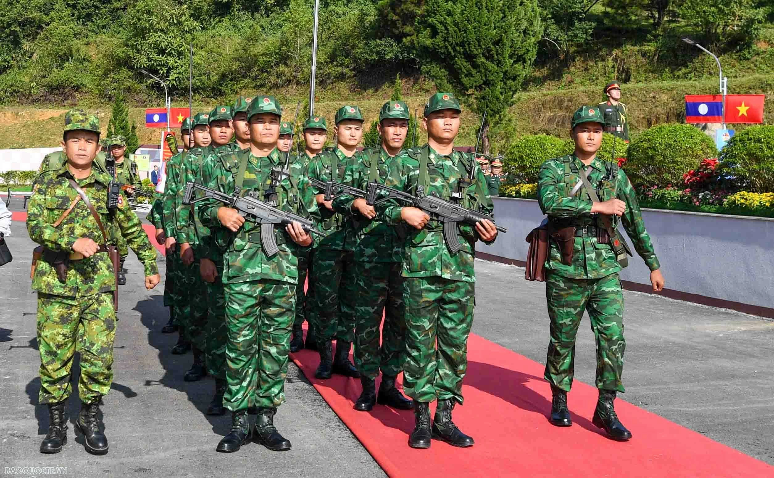 cũng như chứng kiến tuần tra chung trên bộ của lực lượng bảo vệ biên giới hai nước.