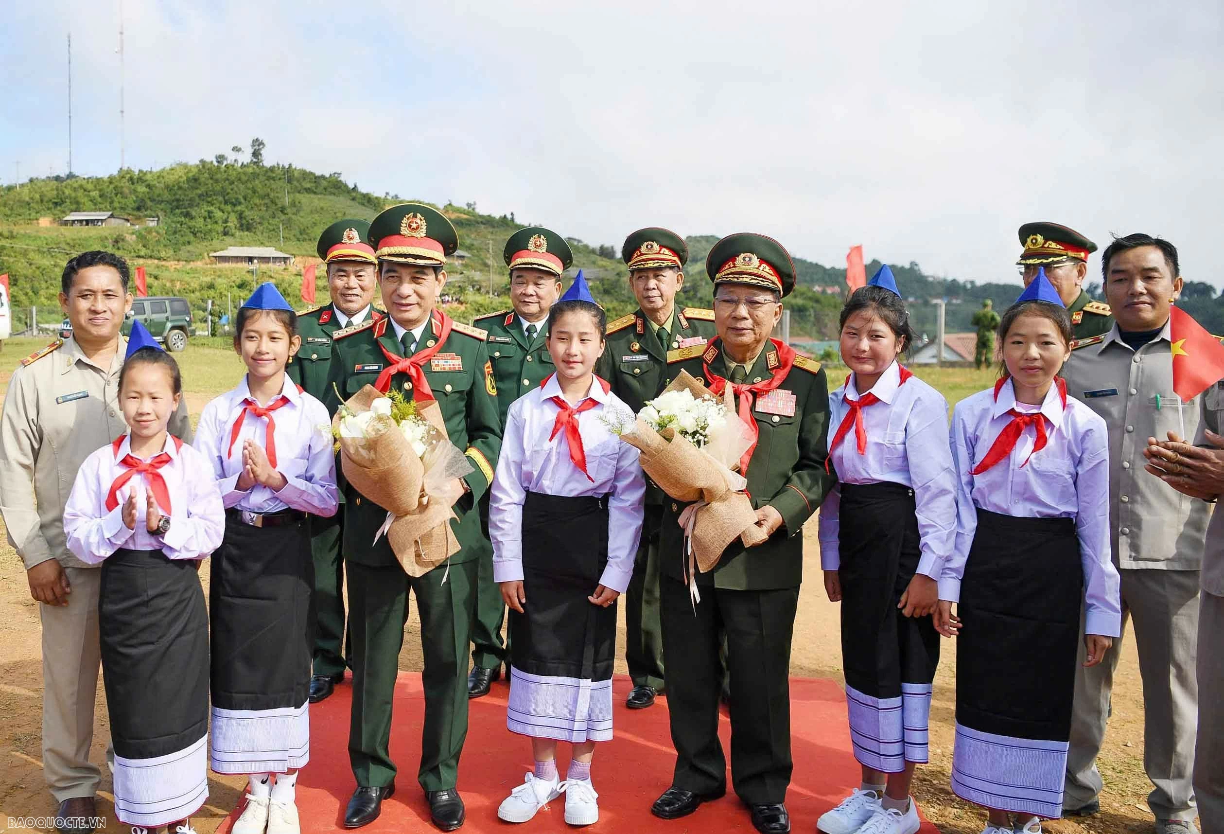 Ngay sau lễ đón chính thức đoàn đại biểu Bộ Quốc phòng Việt Nam tại cửa khẩu, hai đoàn Bộ Quốc phòng Việt Nam - Lào đã cùng tham gia các hoạt động tại huyện Sop Bao, tỉnh Hủa Phăn.  Đoàn Bộ Quốc phòng Việt Nam và Lào đã đến thăm, tặng quà Trường tiểu học - trung học cơ sở Pahang. (Ảnh: Trịnh Sơn)