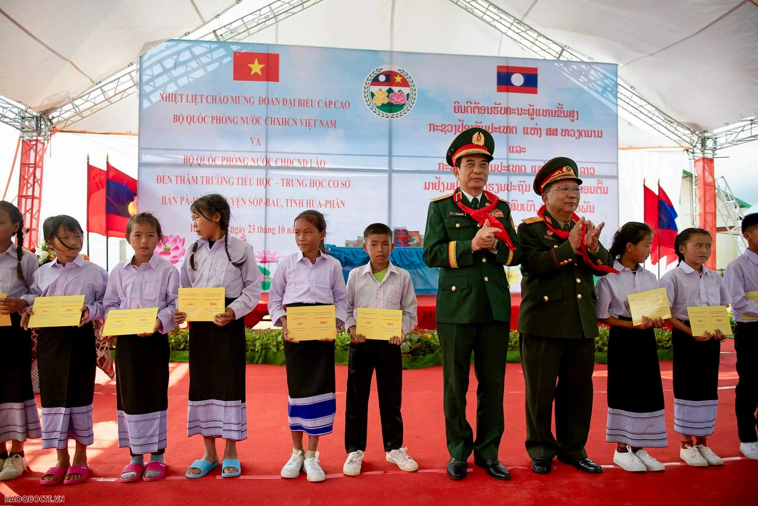 Tại đây, Đại tướng Phan Văn Giang khẳng định Việt Nam và Lào là hai nước láng giềng, cùng uống chung dòng nước Mekong, cùng tựa lưng vào dãy Trường Sơn hùng vĩ. Bộ Quốc phòng Việt Nam hỗ trợ Lào xây dựng xây dựng doanh trại quân đội
