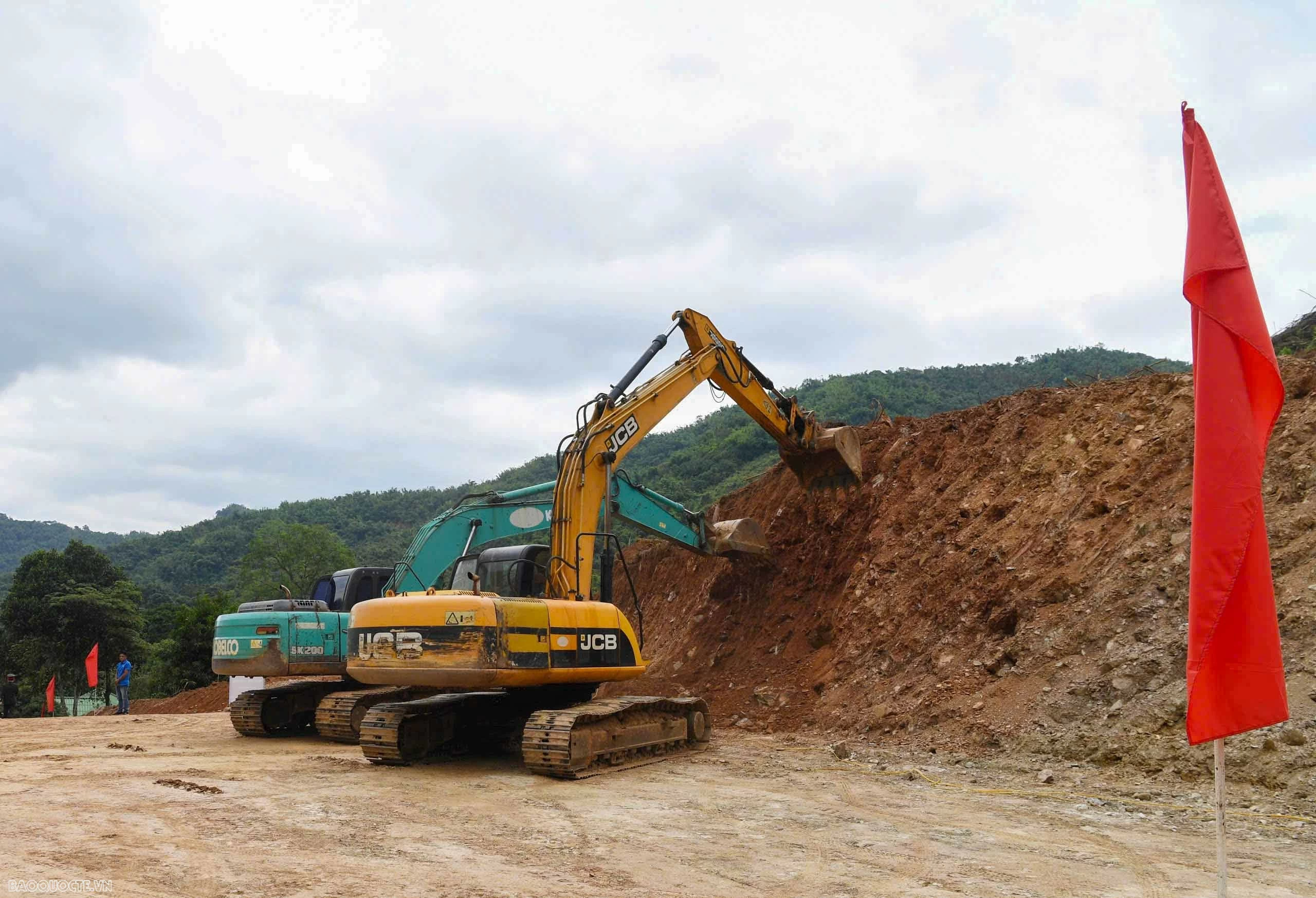 Tôi mong muốn quá trình xây dựng, các đơn vị thi công chấp hành nghiêm yêu cầu về kỹ thuật; huy động tối đa nguồn lực trang thiết bị và nhân công để triển khai các hạng mục xây dựng đúng tiến độ, đảm bảo chất lượng, đáp ứng kịp thời nhu cầu sử dụng. Tôi tin tưởng rằng, Đại đội Biên phòng 214 sẽ tiếp tục phát huy phẩm chất, bản lĩnh cách mạng, hoàn thành tốt nhiệm vụ được giao, tiếp tục là cầu nối vững chắc cho quan hệ đặc biệt giữa hai nước, hai Quân đội Việt Nam-Lào