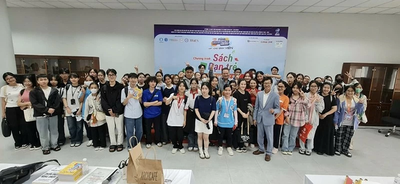 Author Trần Sĩ Chương engaged with students in Ho Chi Minh City on the afternoon of October 5