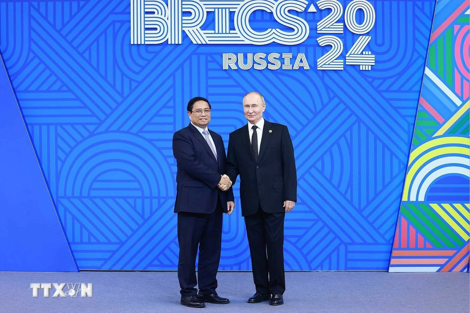 Tổng thống Liên bang Nga Vladimir Putin, Chủ tịch Nhóm BRICS năm 2024 đón Thủ tướng Phạm Minh Chính. (Nguồn: TTXVN)