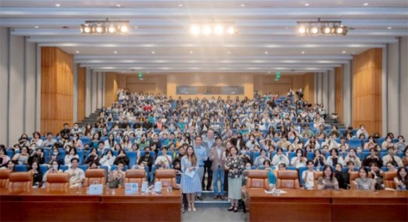 Author Trần Sĩ Chương, Director of Lifelong Learning Institution Nguyễn Anh Tuấn, and Mr. Vũ Trọng Đại had an exchange with students of the University of Economics Ho Chi Minh City on the morning of October 21.