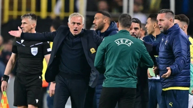 Tái ngộ MU, HLV Jose Mourinho nhận thẻ đỏ vì lỗi phản ứng