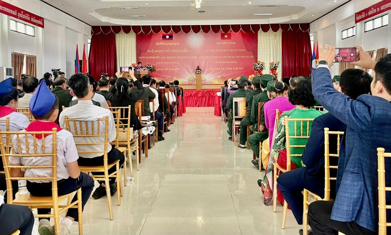 Lễ mít tinh kỷ niệm 75 năm Ngày truyền thống Quân tình nguyện và Chuyên gia Việt Nam giúp Lào Lễ mít tinh kỷ niệm 75 năm Ngày truyền thống Quân tình nguyện và Chuyên gia Việt Nam giúp Lào