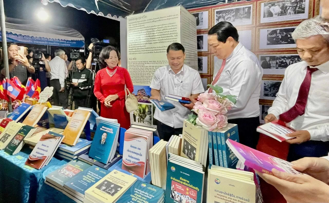 Lễ mít tinh kỷ niệm 75 năm Ngày truyền thống Quân tình nguyện và Chuyên gia Việt Nam giúp Lào Lễ mít tinh kỷ niệm 75 năm Ngày truyền thống Quân tình nguyện và Chuyên gia Việt Nam giúp Lào