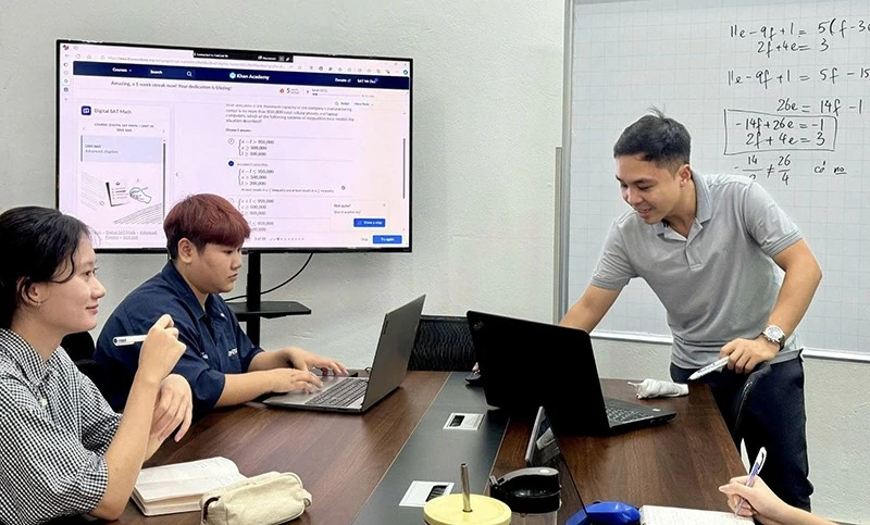 Mr. Phan Minh Duc and the Future Me team discuss the learning roadmap for open classes on the Khan Academy platform.