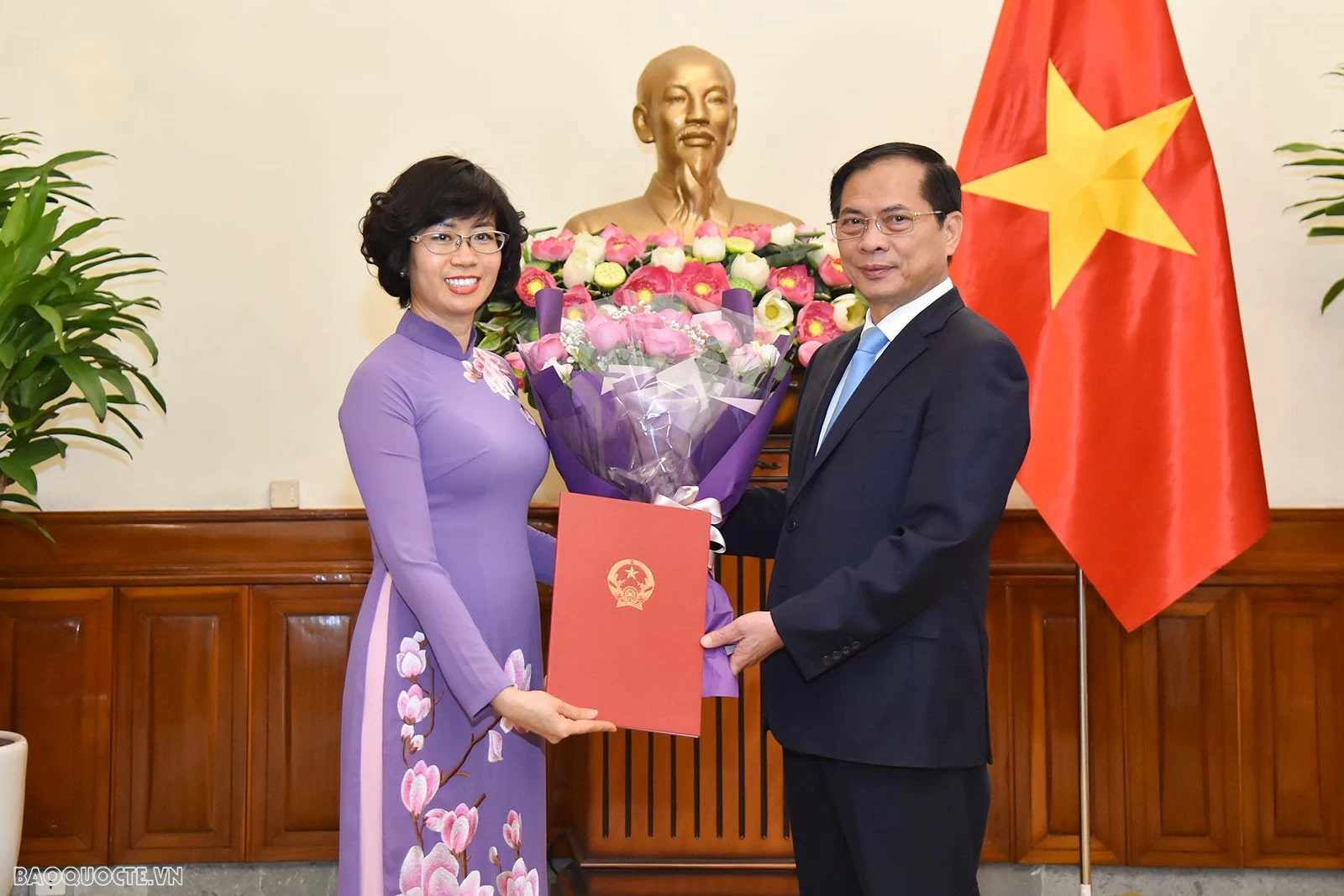 Phó Thủ tướng, Bộ trưởng Ngoại giao Bùi Thanh Sơn trao quyết định bổ nhiệm hai Vụ trưởng của Bộ Ngoại giao Phó Thủ tướng, Bộ trưởng Ngoại giao Bùi Thanh Sơn trao quyết định bổ nhiệm hai Vụ trưởng của Bộ Ngoại giao