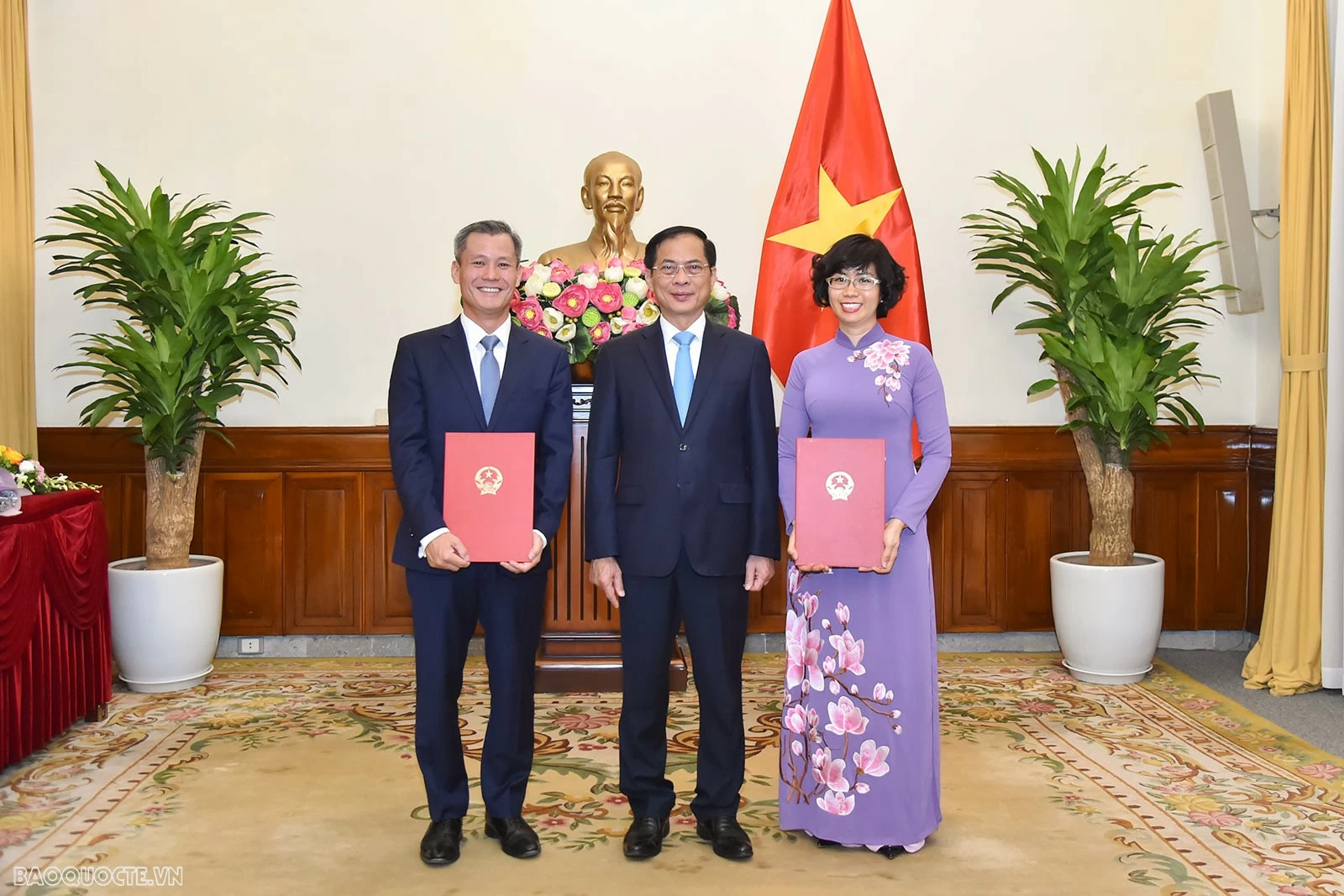 Phó Thủ tướng, Bộ trưởng nhấn mạnh, ông Nguyễn Đăng Thắng và bà Lê Thị Hồng Vân là các cán bộ có nhiều kinh nghiệm công tác, hoàn thành xuất sắc trên các cương vị công tác khác nhau, cả trong nước và ngoài nước được điều động, bổ nhiệm về các Vụ chức năng quan trọng của Bộ Ngoại giao. Phó Thủ tướng, Bộ trưởng mong muốn, các cán bộ được bổ nhiệm tiếp tục nỗ lực hết sức mình, phát huy năng lực, sở trường, tinh thần chủ động, dấn thân, xây dựng đơn vị mới đoàn kết để hoàn thành xuất sắc nhiệm vụ xây dựng ngành Ngoại giao chuyên nghiệp, toàn diện, hiện đại. Phó Thủ tướng, Bộ trưởng nhấn mạnh, ông Nguyễn Đăng Thắng và bà Lê Thị Hồng Vân là các cán bộ có nhiều kinh nghiệm công tác, hoàn thành xuất sắc trên các cương vị công tác khác nhau, cả trong nước và ngoài nước được điều động, bổ nhiệm về các Vụ chức năng quan trọng của Bộ Ngoại giao. Phó Thủ tướng, Bộ trưởng mong muốn, các cán bộ được bổ nhiệm tiếp tục nỗ lực hết sức mình, phát huy năng lực, sở trường, tinh thần chủ động, dấn thân, xây dựng đơn vị mới đoàn kết để hoàn thành xuất sắc nhiệm vụ xây dựng ngành Ngoại giao chuyên nghiệp, toàn diện, hiện đại.