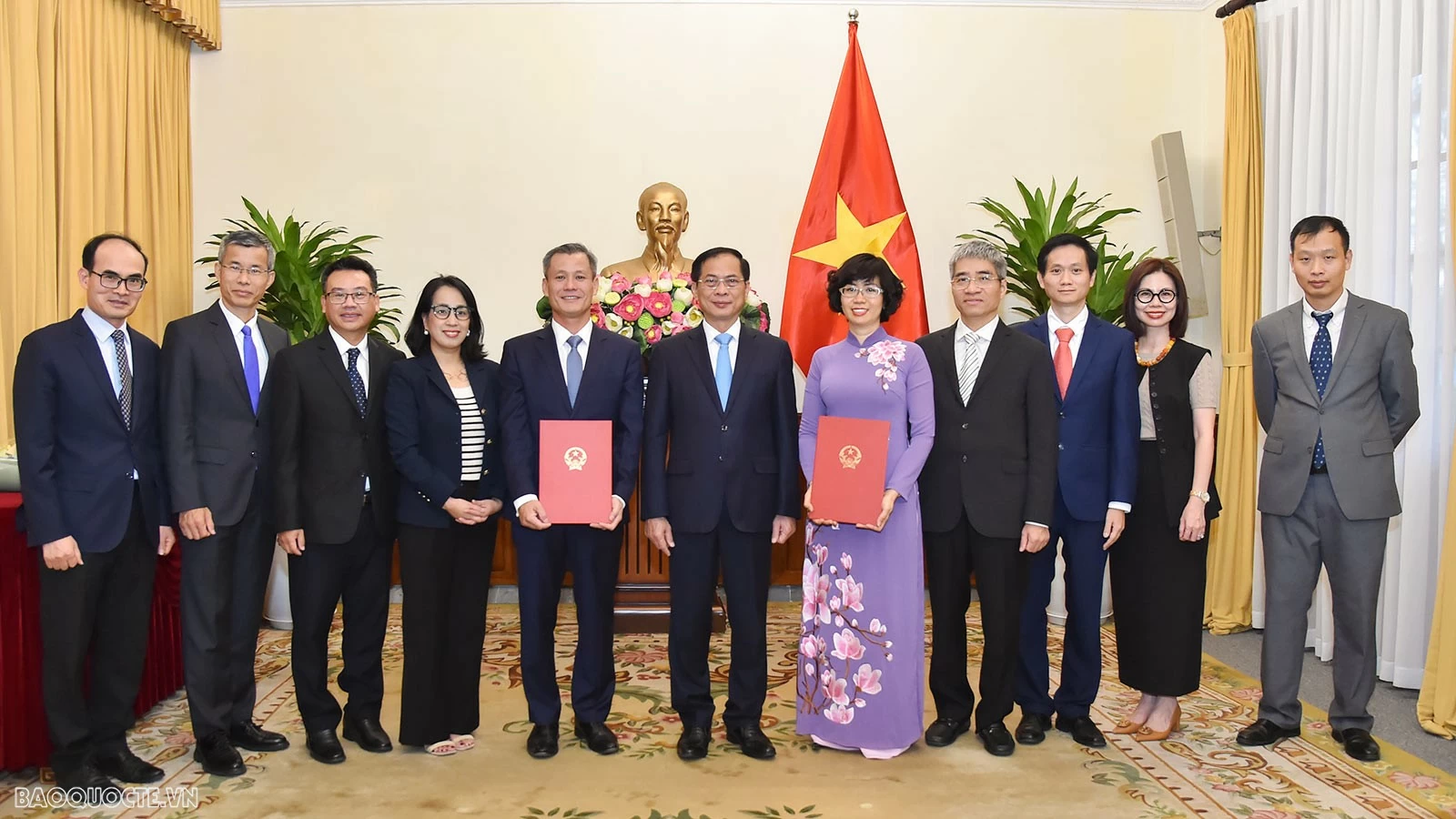 Tham dự buổi lễ trao quyết định có đồng chí Nguyễn Đắc Thành, Vụ trưởng-Chánh Văn phòng Đảng ủy - Đoàn thể; đồng chí Nguyễn Hoài Nam, Vụ trưởng-Chánh Văn phòng Bộ và lãnh đạo các đơn vị có liên quan của Bộ Ngoại giao. Tham dự buổi lễ trao quyết định có đồng chí Nguyễn Đắc Thành, Vụ trưởng-Chánh Văn phòng Đảng ủy - Đoàn thể; đồng chí Nguyễn Hoài Nam, Vụ trưởng-Chánh Văn phòng Bộ và lãnh đạo các đơn vị có liên quan của Bộ Ngoại giao.