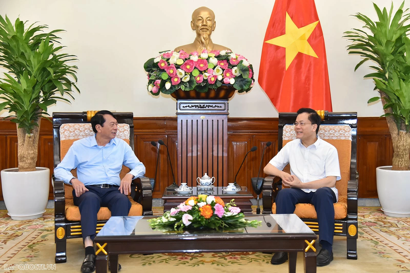 Chiều ngày 25/10, tại Trụ sở Bộ, Thứ trưởng Ngoại giao Hà Kim Ngọc đã tiếp và có buổi làm việc với ông Hoàng Xuân Ánh, Chủ tịch UBND tỉnh Cao Bằng về công tác phối hợp trong hoạt động đối ngoại của địa phương, đặc biệt là trong triển khai ngoại giao văn hóa phục vụ phát triển kinh tế xã hội của tỉnh. Chiều ngày 25/10, tại Trụ sở Bộ, Thứ trưởng Ngoại giao Hà Kim Ngọc đã tiếp và có buổi làm việc với ông Hoàng Xuân Ánh, Chủ tịch UBND tỉnh Cao Bằng về công tác phối hợp trong hoạt động đối ngoại của địa phương, đặc biệt là trong triển khai ngoại giao văn hóa phục vụ phát triển kinh tế xã hội của tỉnh.