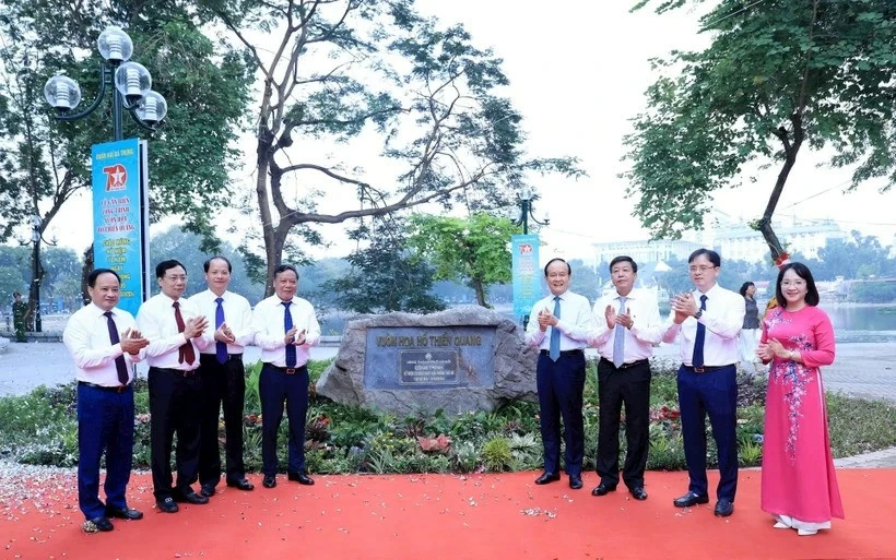 A commemorative plaque for Thien Quang lake flower garden in Hanoi unveiled