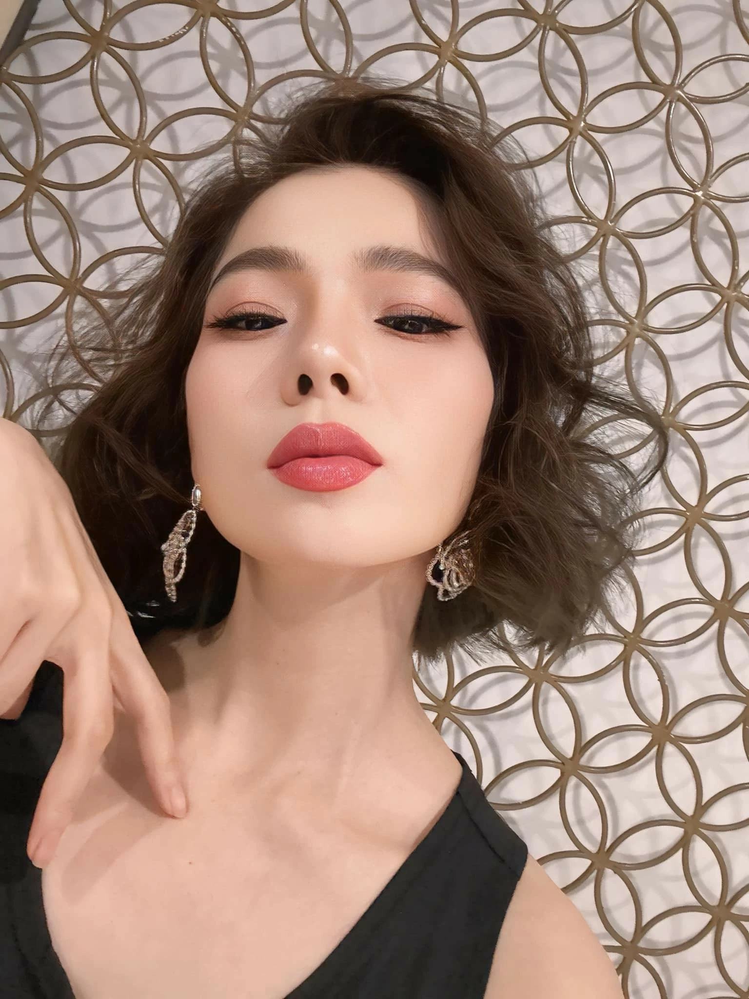 Ca sĩ Lệ Quyên chú thích ảnh: Sao Việt: Lọ Lem khoe nhan sắc tuổi 18, Hồ Ngọc Hà gợi cảm, H'Hen Niê ăn cơm tấm bình dân