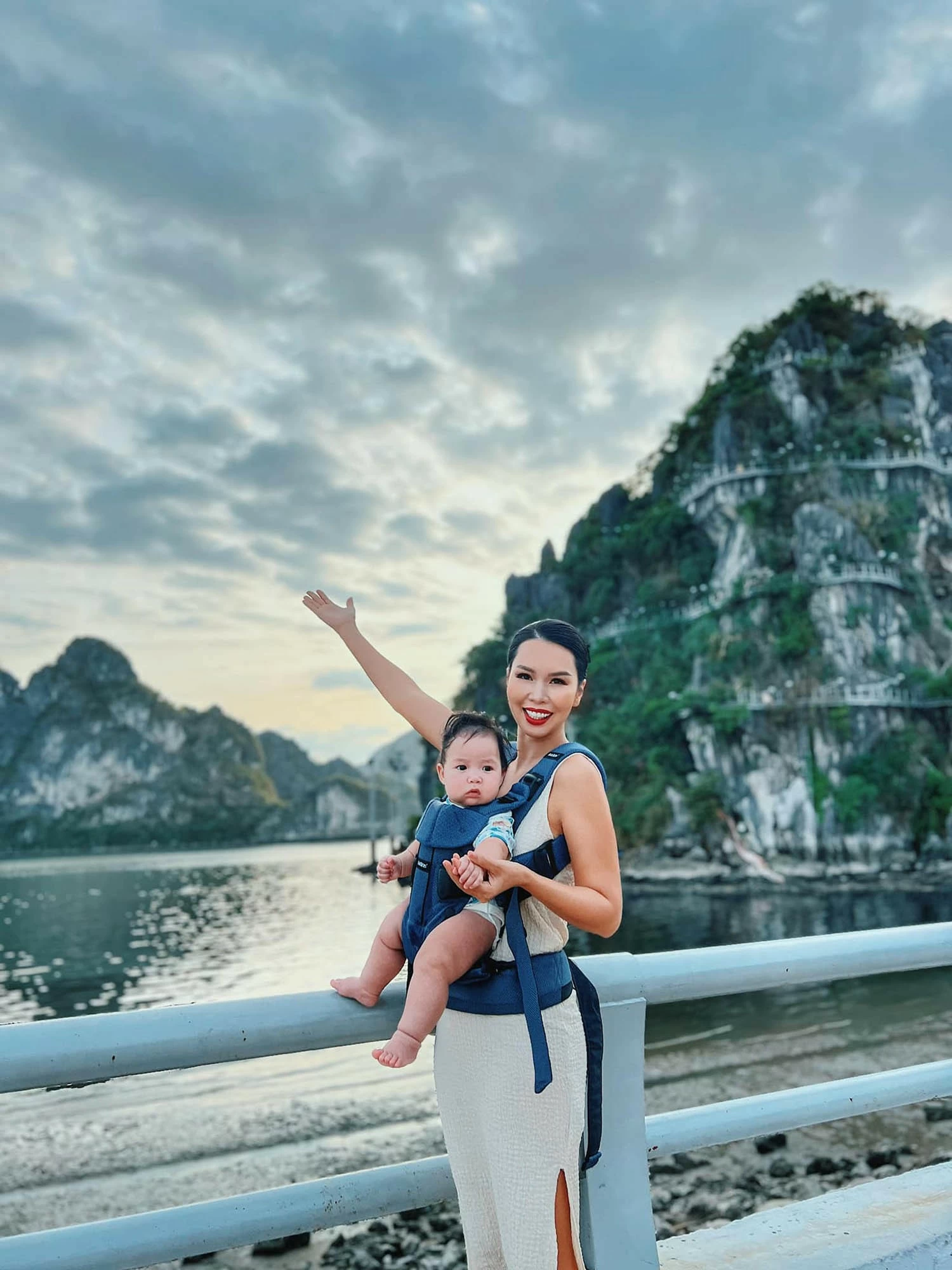 Người mẫu Hà Anh đưa con trai Luca theo trong dịp quay hình ở Hạ Long, Quảng Ninh. (Nguồn: Facebook) Người mẫu Hà Anh đưa con trai Luca theo trong dịp quay hình ở Hạ Long, Quảng Ninh. (Nguồn: Facebook)