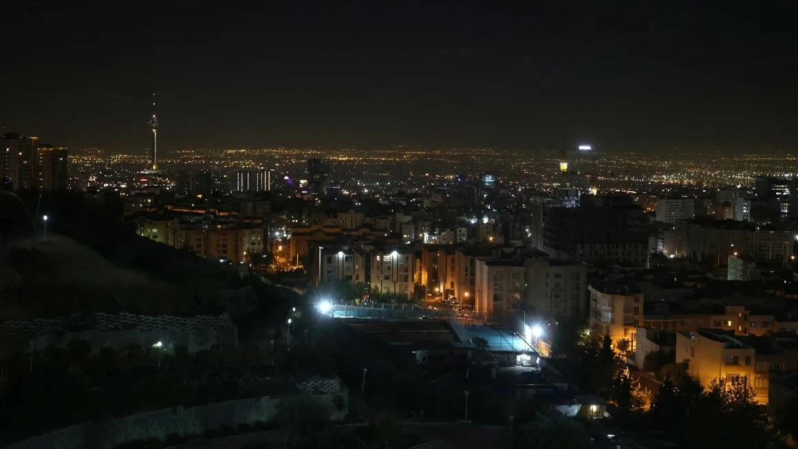 Toàn cảnh thủ đô Tehran của Iran sau khi Israel tiến hành loạt không kích, rạng sáng 26/10. (Nguồn: Reuters) Toàn cảnh thủ đô Tehran của Iran sau khi Israel tiến hành loạt không kích, rạng sáng 26/10. (Nguồn: Reuters)
