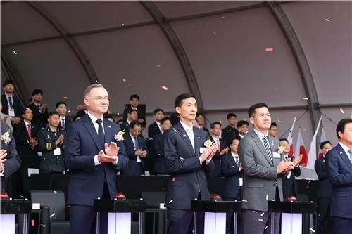 Tổng thống Ba Lan Andrzej Duda (trái) và Phó chủ tịch Tập đoàn Hanwha Kim Dong-kwan (thứ hai từ trái) tham dự một sự kiện tại cơ sở hoạt động của Hanwha Aerospace Co. ở Changwon, Hàn Quốc, ngày 25/10. (Nguồn: Yonhap)