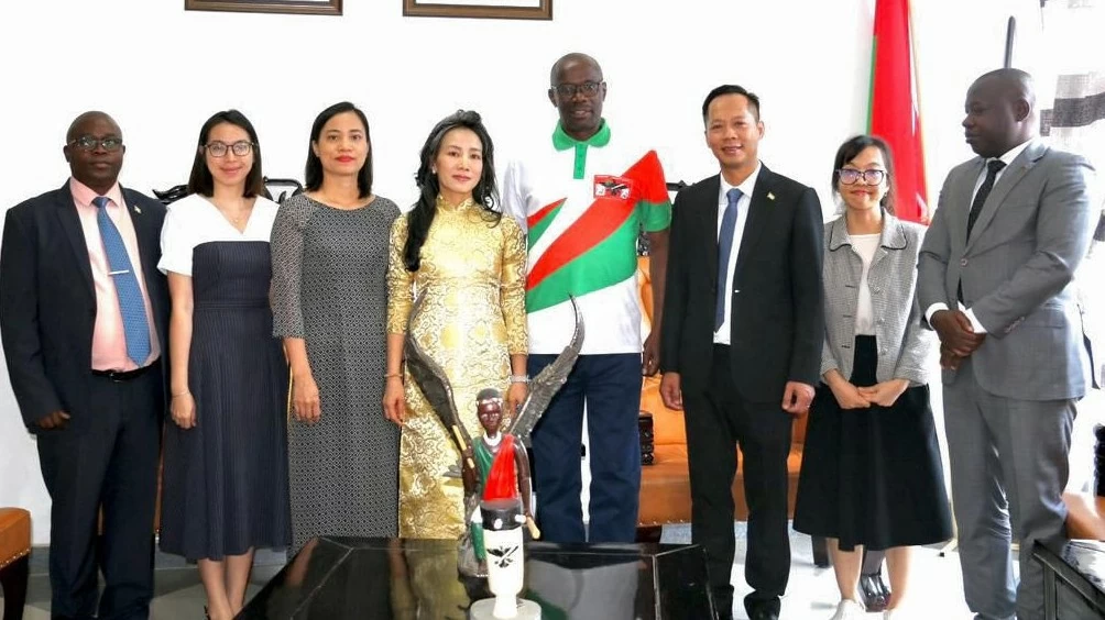 Đại sứ Vũ Thanh Huyền tiếp xúc song phương tại Burundi, làm việc với Tập đoàn Viettel - Lumitel và trao quà từ thiện