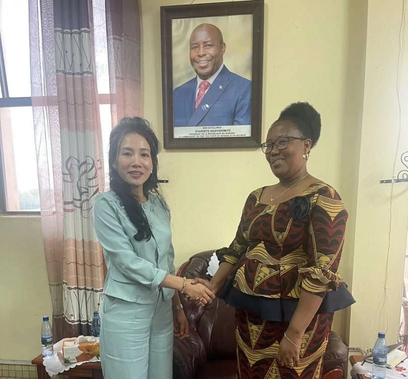 Đại sứ Vũ Thanh Huyền làm việc với Bộ trưởng Bộ thông tin và Truyền thông Burundi Léocardie Ndacayisaba Đại sứ Vũ Thanh Huyền làm việc với Bộ trưởng Bộ thông tin và Truyền thông Burundi Léocardie Ndacayisaba