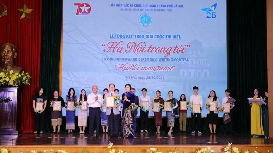 Giải Đặc biệt cuộc thi về tình yêu Thủ đô: Giáo sư Hàn Quốc viết 'Hà Nội là sao vàng trong tôi'