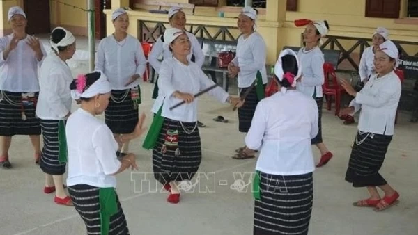 Tho ethnic group drums to preserve gong culture