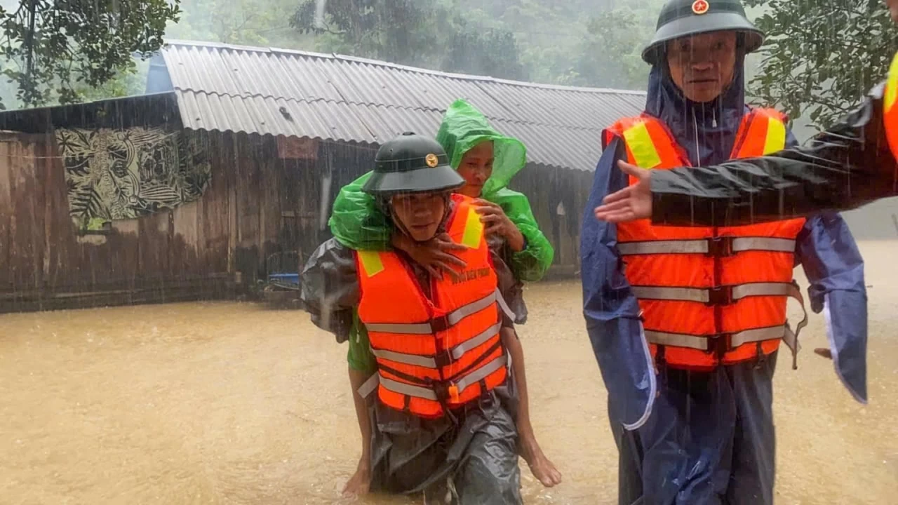 Mưa lũ miền Trung: Hàng loạt địa phương bị ngập lụt sau bão Trà Mi