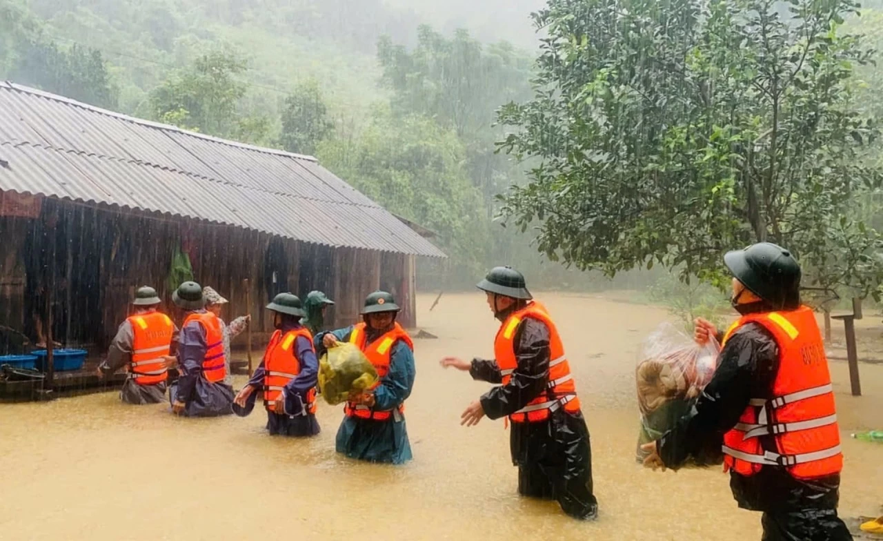 Mưa lũ miền Trung: Hàng loạt địa phương bị ngập lụt sau bão Trà Mi