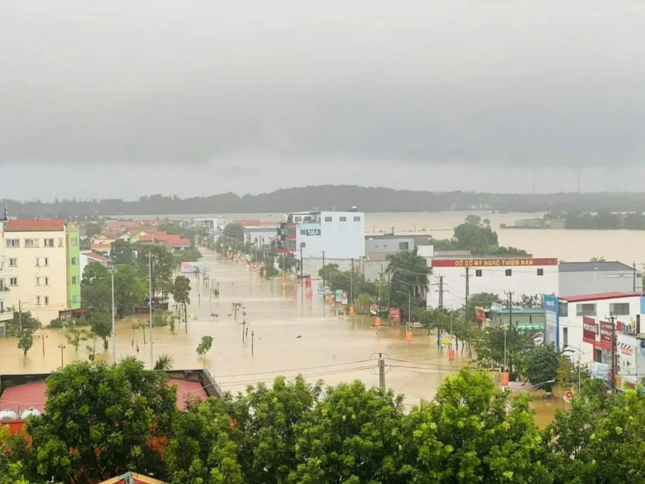 Mưa lũ miền Trung: Hàng loạt địa phương bị ngập lụt sau bão Trà Mi