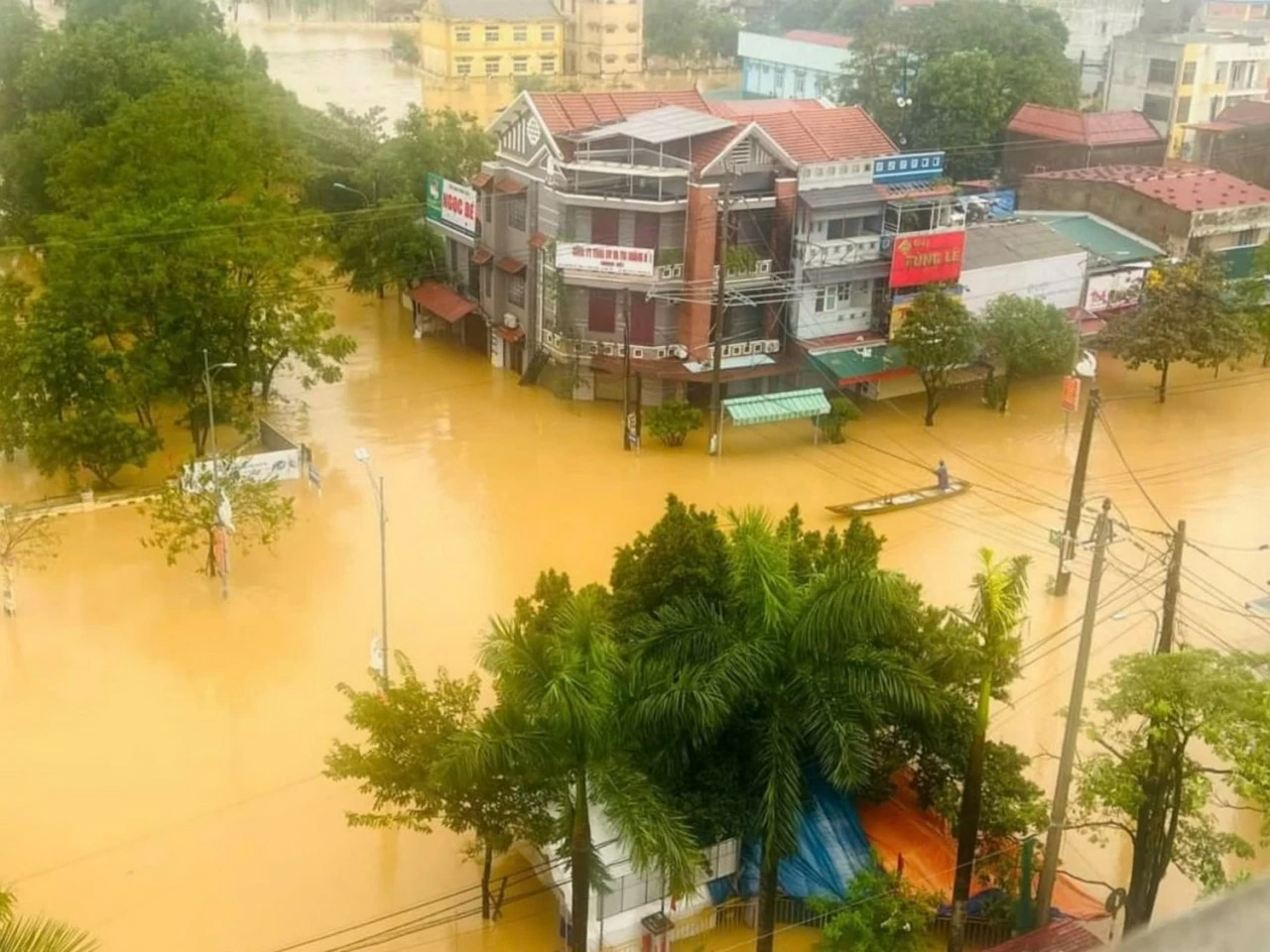 Mưa lũ miền Trung: Hàng loạt địa phương bị ngập lụt sau bão Trà Mi