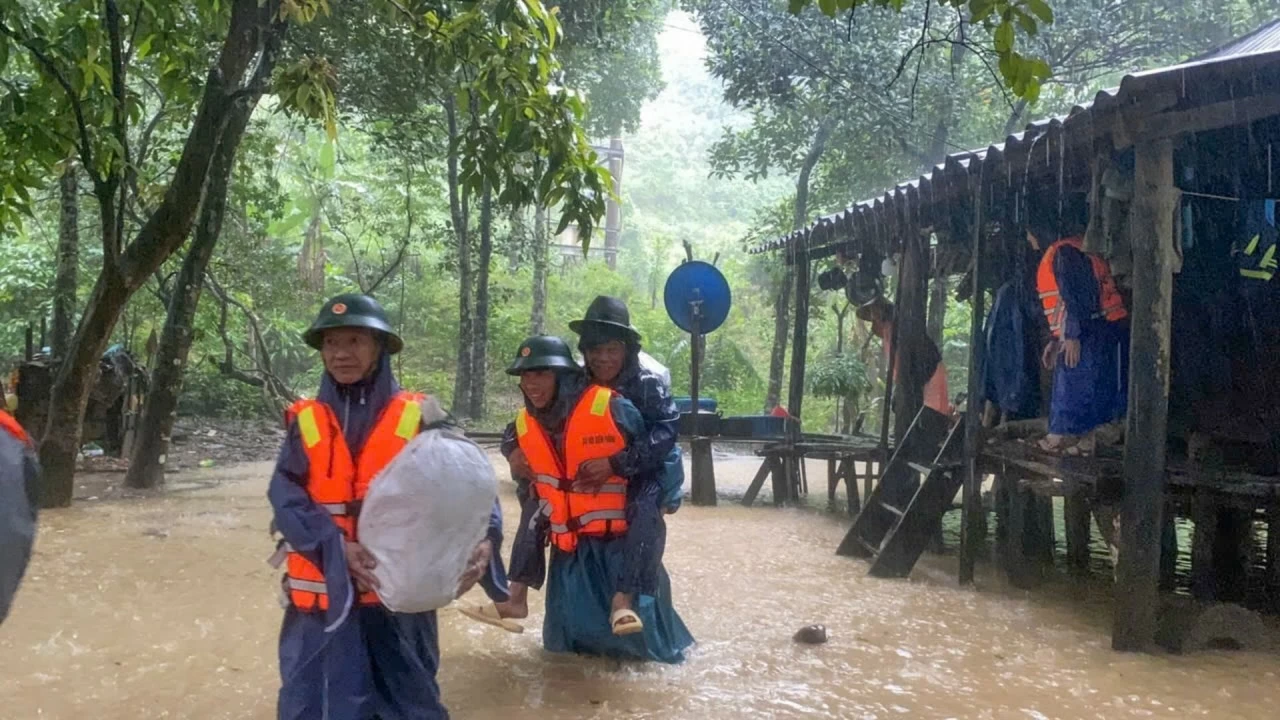 Mưa lũ miền Trung: Hàng loạt địa phương bị ngập lụt sau bão Trà Mi