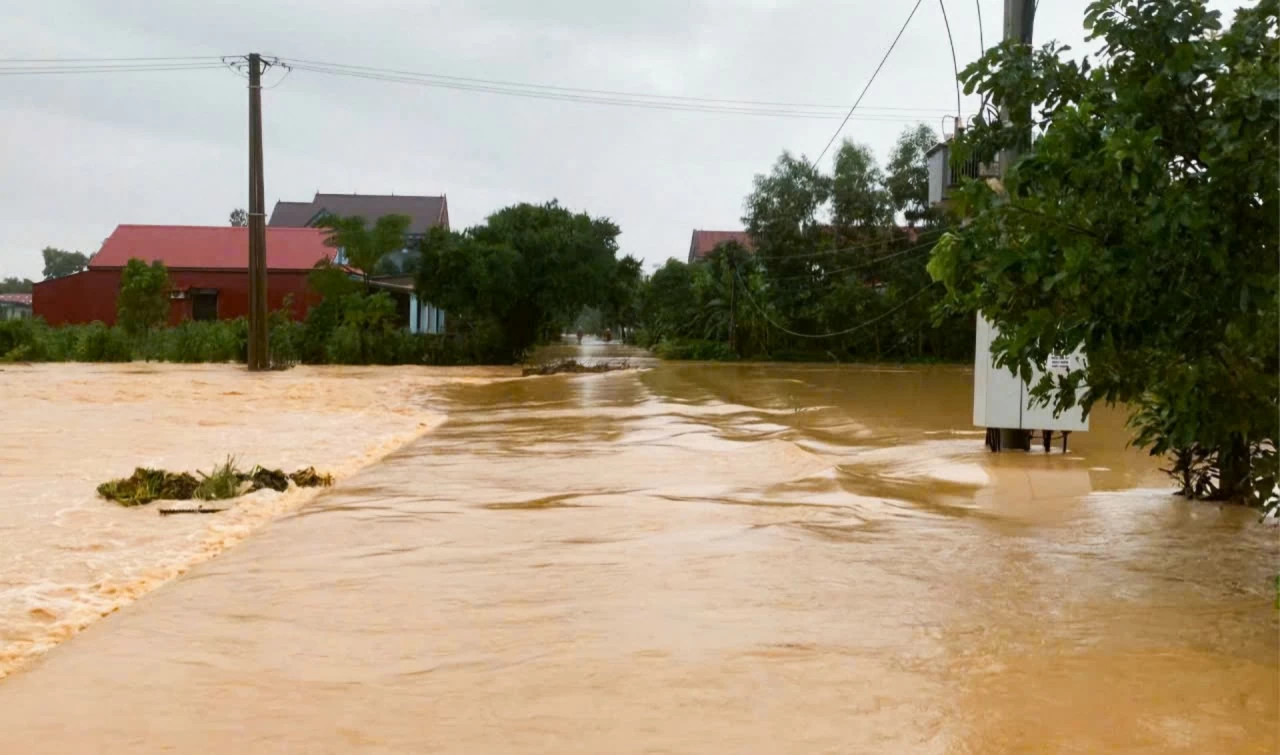 Mưa lũ miền Trung: Hàng loạt địa phương bị ngập lụt sau bão Trà Mi