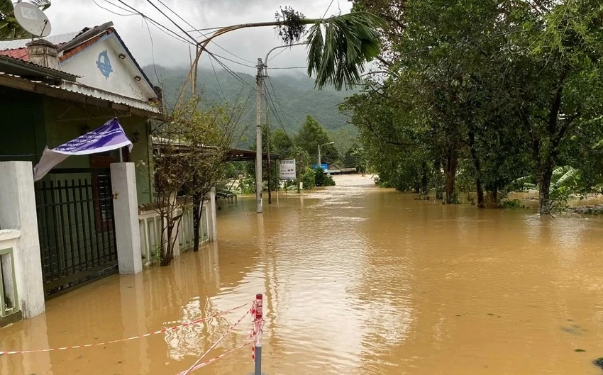 Mưa lũ miền Trung: Hàng loạt địa phương bị ngập lụt sau bão Trà Mi