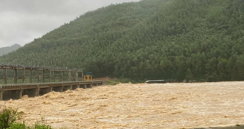 Mưa lũ miền Trung: Hàng loạt địa phương bị ngập lụt sau bão Trà Mi