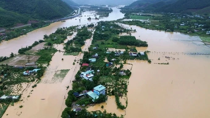 Mưa lũ miền Trung: Hàng loạt địa phương bị ngập lụt sau bão Trà Mi