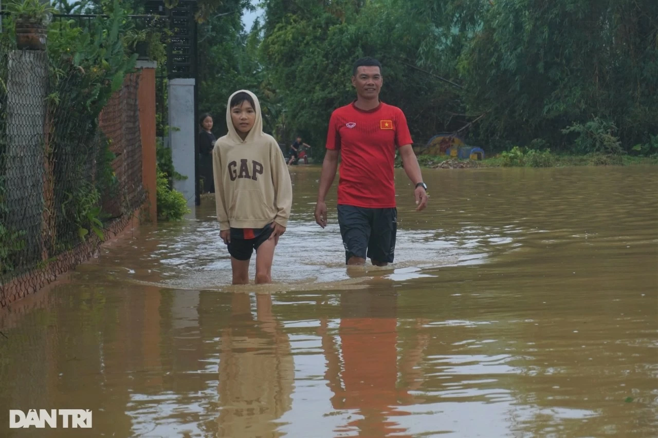 Mưa lũ miền Trung: Hàng loạt địa phương bị ngập lụt sau bão Trà Mi