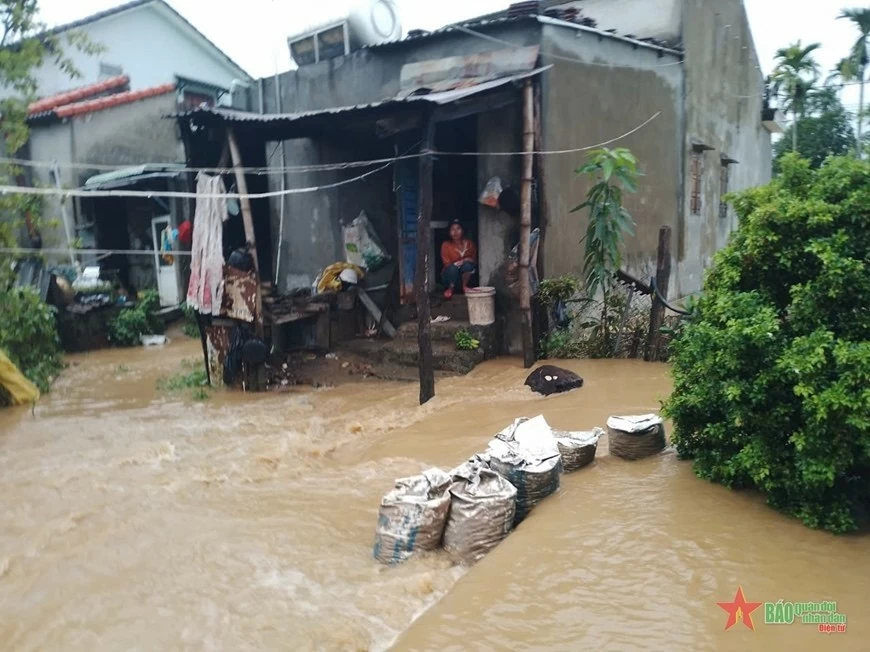 Mưa lũ miền Trung: Hàng loạt địa phương bị ngập lụt sau bão Trà Mi