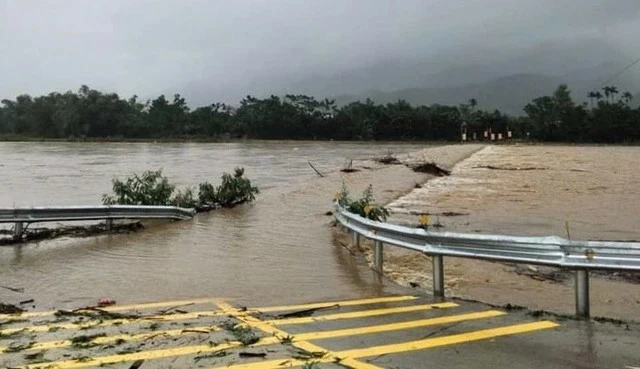 Mưa lũ miền Trung: Hàng loạt địa phương bị ngập lụt sau bão Trà Mi