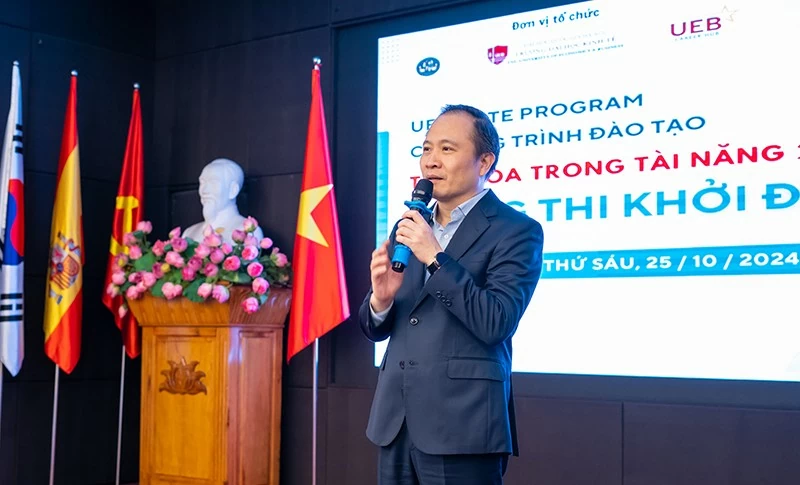 PGS.TS. Lê Trung Thành, Hiệu trưởng Trường Đại học Kinh tế - ĐHQGHN phát biểu tại chương trình.