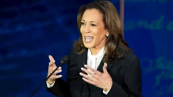 Phong cách thời trang đầy quyền lực của bà Kamala Harris