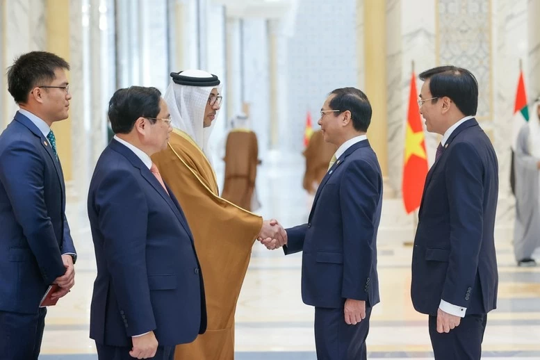 Quan chức 2 bên chào ra mắt Thủ tướng Phạm Minh Chính và Phó Tổng thống UAE. (Ảnh: Nhật Bắc)
