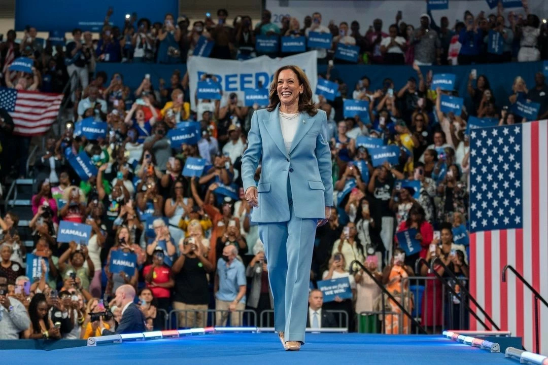 Phong cách đầy quyền lực của bà Kamala Harris