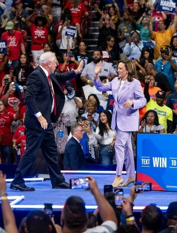 Phong cách đầy quyền lực của bà Kamala Harris